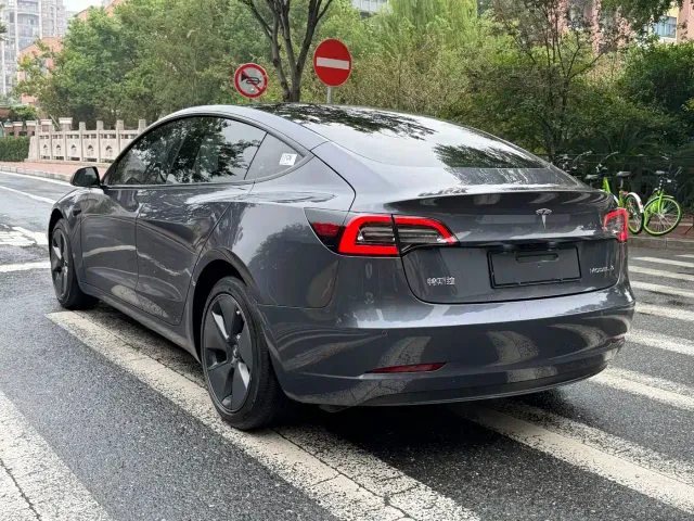 Tesla Model 3 — Фото автомобиля 4