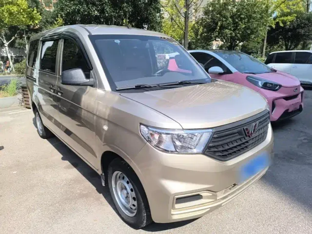 Wuling Hongguang V — Фото автомобиля 3