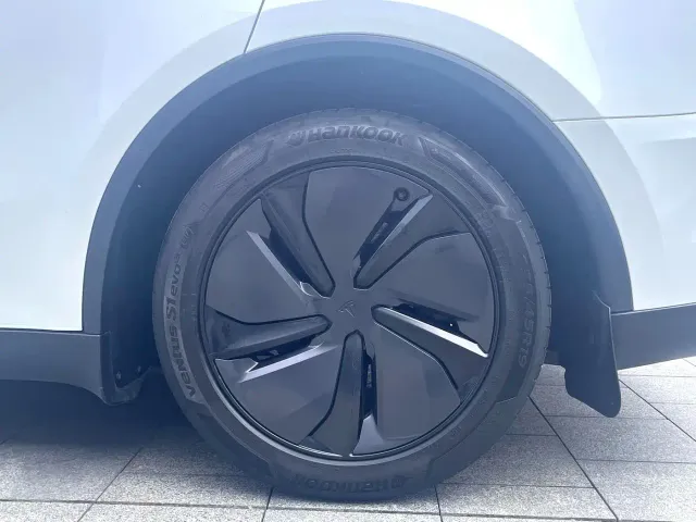 Tesla Model Y — Фото автомобиля 13