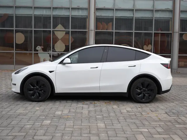 Tesla Model Y — Фото автомобиля 8