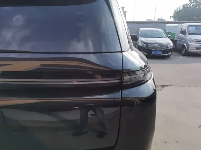Li Auto L8 — Фото автомобиля 7
