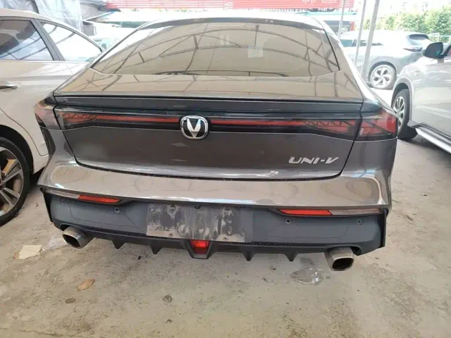 Changan Changan UNI-V 2022 1.5T Premium Model — Фото автомобиля 5