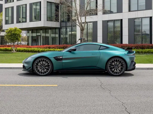 Aston Martin V8 Vantage — Фото автомобиля 7