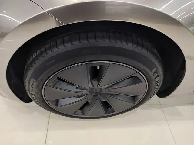 Tesla Model 3 — Фото автомобиля 22