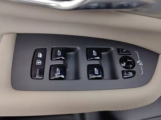 Volvo XC90 — Фото автомобиля 9