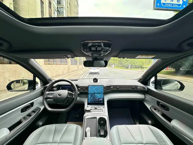 Nio ES8 — Фото автомобиля 16