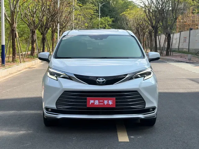 Toyota Sienna — Фото автомобиля 2