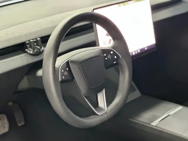 Tesla Model 3 — Фото автомобиля 14