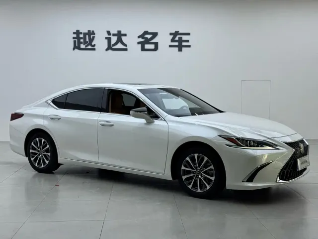 Lexus ES — Фото автомобиля 3