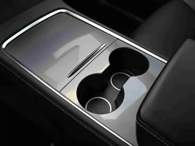 Tesla Model Y — Фото автомобиля 7