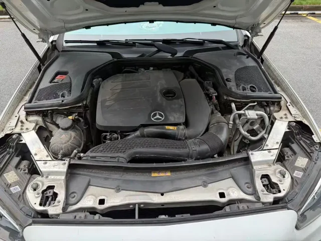 Mercedes-Benz E-Class — Фото автомобиля 3
