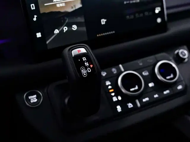 Land Rover Defender — Фото автомобиля 22