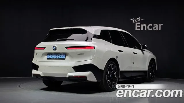 BMW iX — Фото автомобиля 2