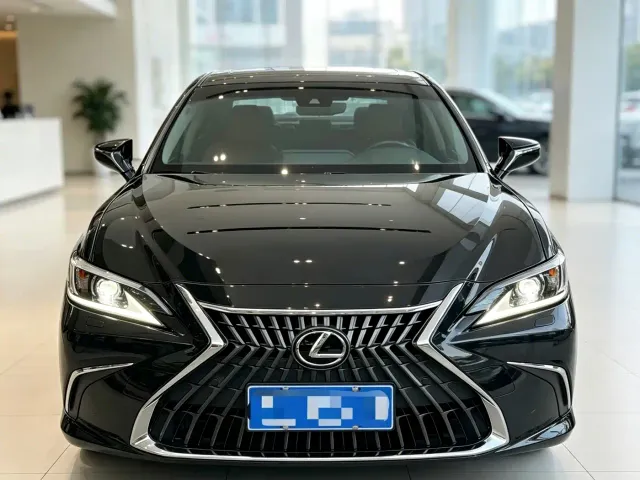 Фотография автомобиля — Lexus ES