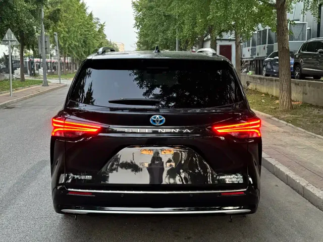 Toyota Sienna — Фото автомобиля 4
