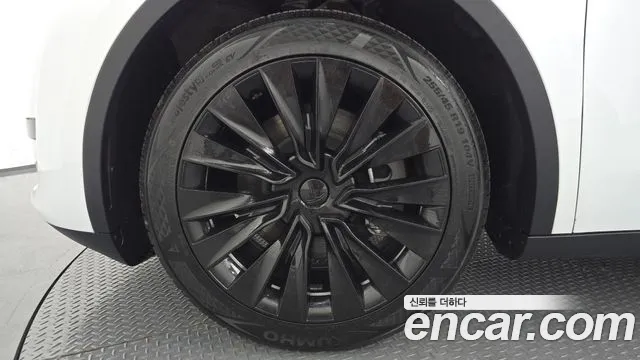 Tesla Model Y — Фото автомобиля 5
