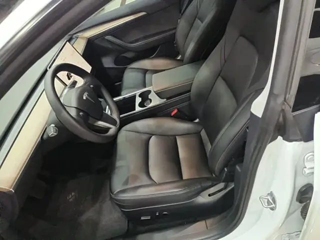 Tesla Model 3 — Фото автомобиля 14