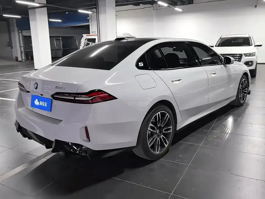 BMW BMW 5 Series 2024 530Li Leading M Sport Package — Фото автомобиля 3