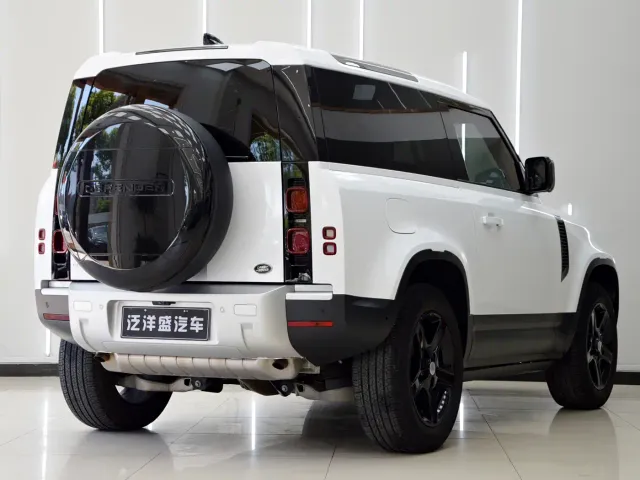 Land Rover Defender — Фото автомобиля 11
