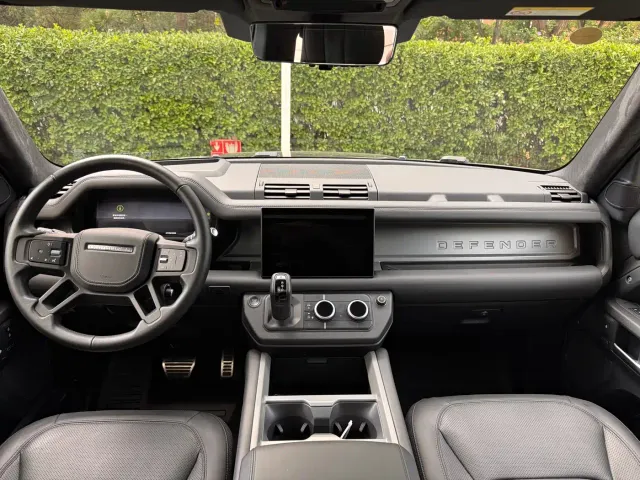 Land Rover Defender — Фото автомобиля 13