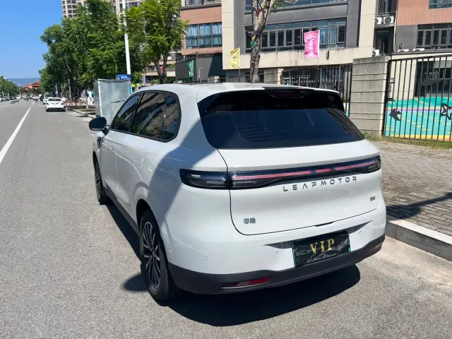 Leapmotor B10 — Фото автомобиля 6