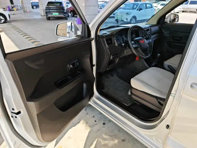 Wuling Hongguang V — Фото автомобиля 15