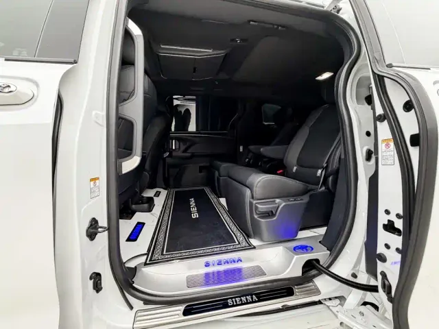 Toyota Sienna — Фото автомобиля 10