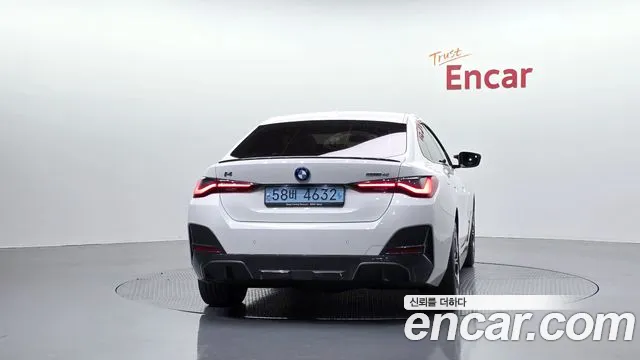 BMW i4 — Фото автомобиля 4