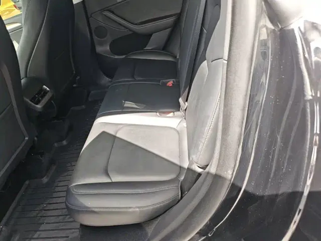 Tesla Model Y — Фото автомобиля 16