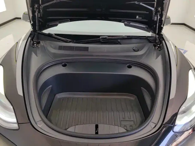 Tesla Model 3 — Фото автомобиля 10
