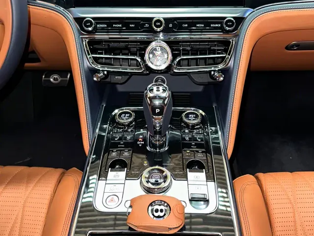 Bentley Flying Spur — Фото автомобиля 12