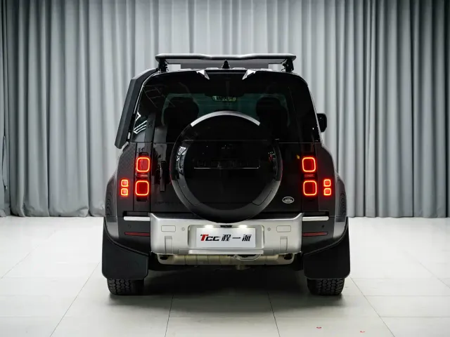 Land Rover Defender — Фото автомобиля 11