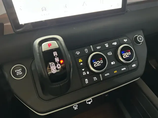 Land Rover Defender — Фото автомобиля 12