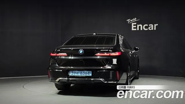 BMW i7 G70 — Фото автомобиля 4