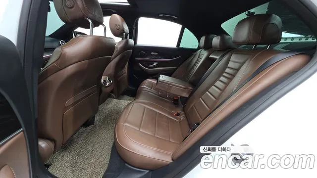 Mercedes-Benz E-Class — Фото автомобиля 12