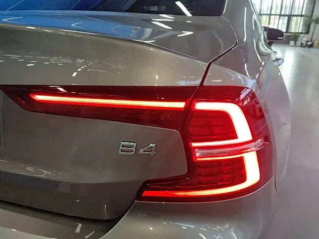 Volvo S60 — Фото автомобиля 7