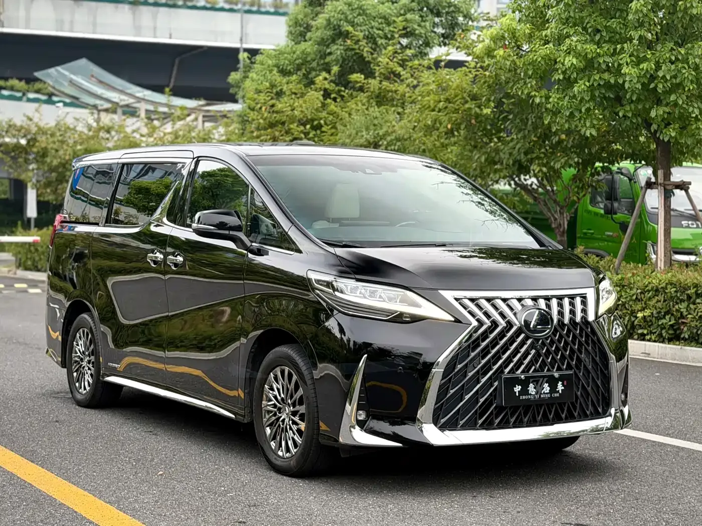 Lexus Lexus LM 2020 300h 4-Seat Imperial Edition — Фото автомобиля 3