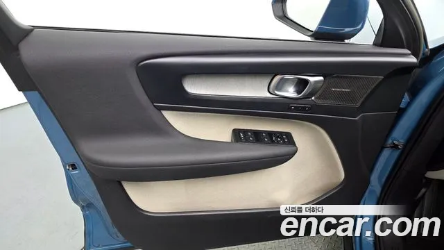 Вольво XC40 B4 Ultimate Bright — Фото автомобиля 18