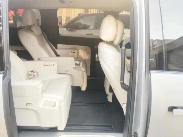 Li Auto MEGA — Фото автомобиля 11