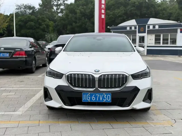 BMW 5 Series — Фото автомобиля 2