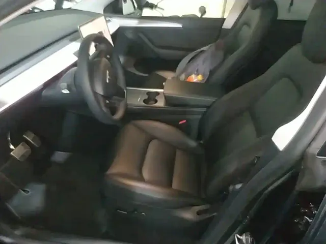 Tesla Model Y — Фото автомобиля 14