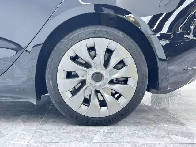 Tesla Model 3 — Фото автомобиля 13