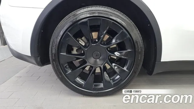 Tesla Model Y — Фото автомобиля 5