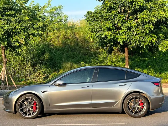 Tesla Model 3 — Фото автомобиля 4