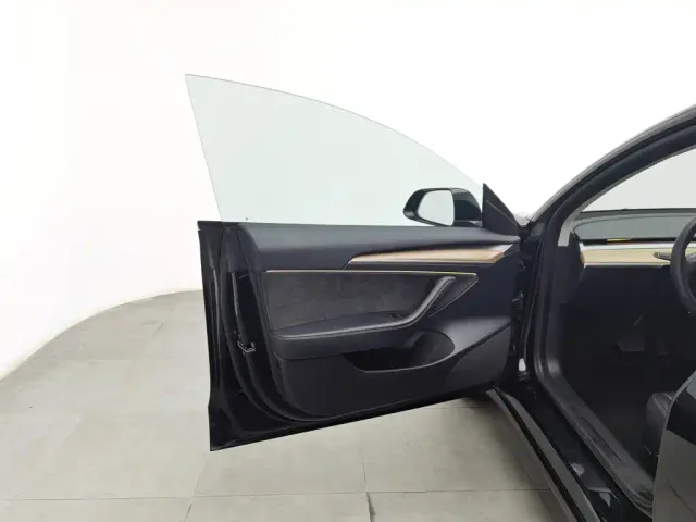Tesla Model 3 — Фото автомобиля 8