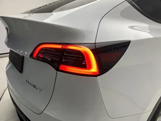 Tesla Model Y — Фото автомобиля 10