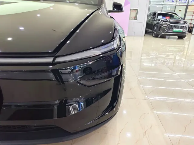 Tesla Model Y L — Фото автомобиля 9
