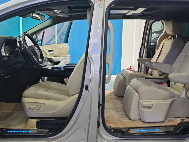 Toyota Sienna — Фото автомобиля 5