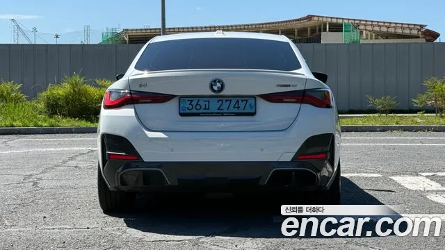 BMW i4 — Фото автомобиля 4
