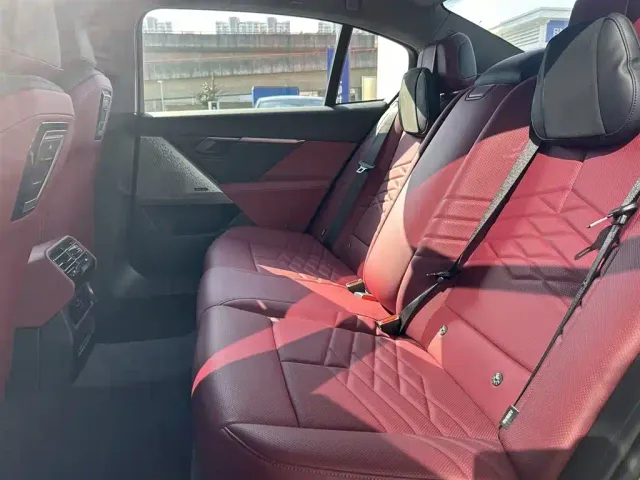 BMW i5 — Фото автомобиля 5